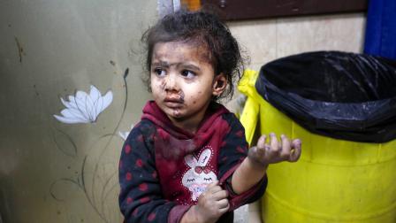 طفلة فلسطينية ناجية من القصف في غزة (أشرف أبو عمرة/ الأناضول)