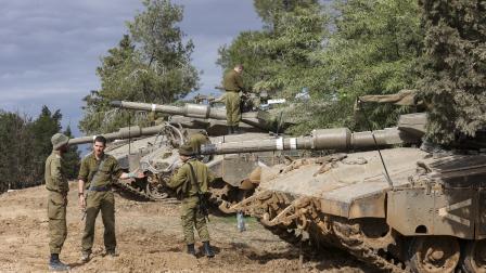 جنود إسرائيليون على الحدود الجنوبية لقطاع غزة، أمس (جيل كوهن ـ ماغن/فرانس برس)
