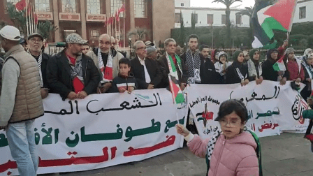 من الوقفة أمام البرلمان المغربي المنددة بجرائم الاحتلال الإسرائيلي (فيسبوك)