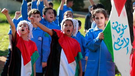 تلاميذ لبنانيون يرتدون العلم الفلسطيني (أحمد الربيعي/فرانس برس)