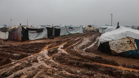 الطين في مخيمات الشمال السوري (الدفاع المدني السوري)