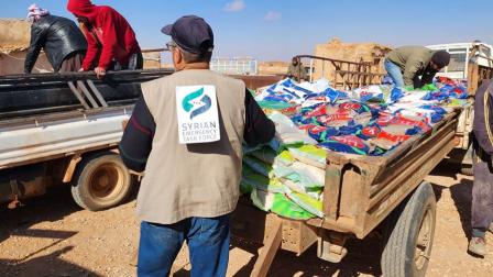 المنظمة السورية للطوارئ خلال عملية سابقة لتوزيع المساعدات (فيسبوك)