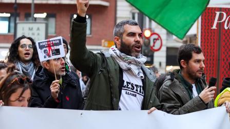 خورخي راموس تولوسا خلال مظاهرة تضامنية مع فلسطين في فالنسيا (العربي الجديد)