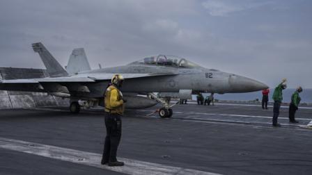 مقاتلة أميركية على ظهر حملة الطائرات غيزنهاور في البحر الأحمر (اسوشييتد برس)