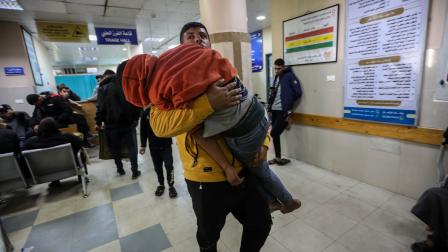 ظروف قاسية جداً داخل مستشفى ناصر بعد اقتحامه (أحمد حسب الله/ Getty)