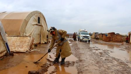تضرر مخيمات النازحين في شمالي غرب سورية بسبب الأمطار (فيسبوك/الخوذ البيضاء)