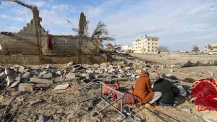 يتفقدون ركام بيوتهم في رفح بعد القصف (أحمد حسب الله / Getty)