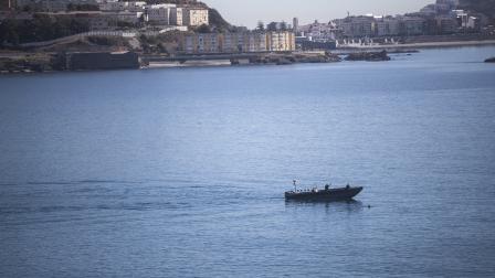 البحرية المغربية وعملية سابقة لانتشال مهاجر من المياه (مصعب الشامي/ أسوشييتد برس)