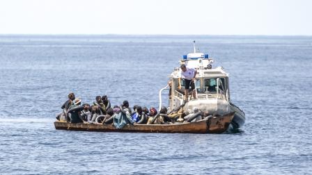 عملية إنقاذ مهاجرين سابقة في البحر قبالة تونس (ياسين قايدي/ الأناضول)