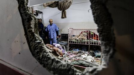 أضرار في مجمع ناصر الطبي في خانيونس في غزة في ديسمبر 2023 (فرانس برس)