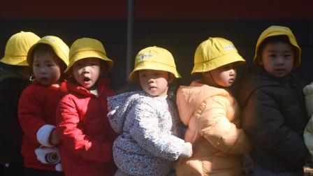 أطفال في إحدى الحضانات في الصين (لونغ واي/ Getty)