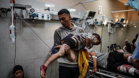 مجمع ناصر الطبي خلال استقباله جرحى نتيجة القصف الإسرائيلي في 22 يناير الماضي (بلال خالد/ الأناضول)