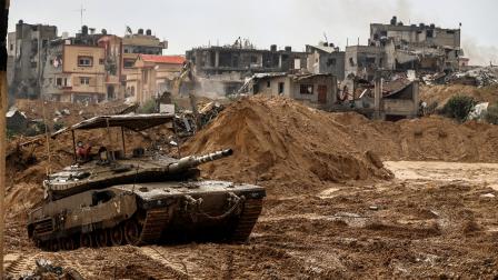 دبابة إسرائيلي متمركزة في خانيونس (نيكولاس غارسيا/فرانس برس)