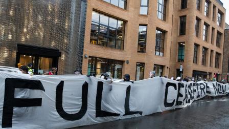 تظاهرة في لندن أمام مقر حزب العمال للمطالبة بوقف دائم لإطلاق النار في غزة (مارك كيريسون/Getty)