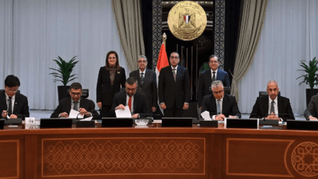 لحظة التوقيع على الاتفاقات (مجلس الوزراء المصري)