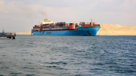 سفينة شحن تجاري في البحر الأحمر (Getty)