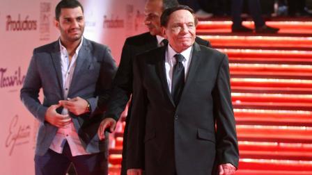 عادل إمام مُكرَّماً في "مهرجان الجونة السينمائي الأول 2017" (STR/فرانس برس)