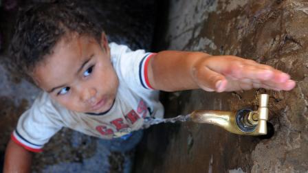 كميات مياه شرب أقل لمناطق المغرب (عبد الحق سنّا/ فرانس برس)