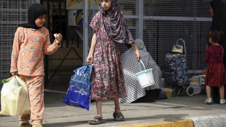 يتميز شهر رمضان بالتكافل العلني في العراق (أحمد الربيعي/ فرانس برس)
