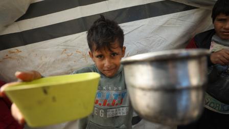 أطفال جائعون في مخيم جباليا (داود أبو الكاس/الأناضول)