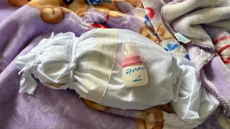 طفل رضيع مكفّن في مستشفى كمال عدوان في غزة (موسى سالم/ الأناضول)