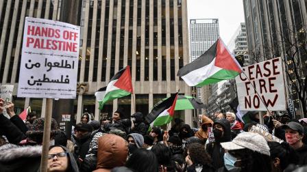 خلال تظاهرة مناصرة للفلسطينيين في نيويورك (فاتح أكتاش/ الأناضول)