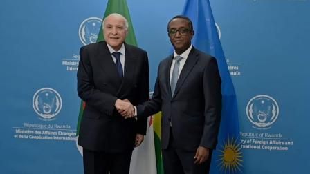 وزير الخارجية الجزائري خلال لقائه وزير خارجية رواندا (فيسبوك)