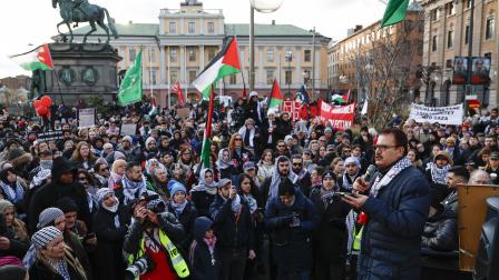 من تظاهرة في استوكهولم تطالب بوقف إطلاق النار ومنع إسرائيل من المشاركة في المسابقة (فريدريك بيرسون / فرانس برس)