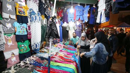وفر التجار بضائع بأسعار معقولة استعداداً لعيد الفطر في الجزائر (بلال بن سالم/ Getty)