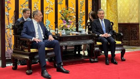 سيرغي لافروف ووزير الخارجية الصيني في بكين 08/04/2024 (رويترز)