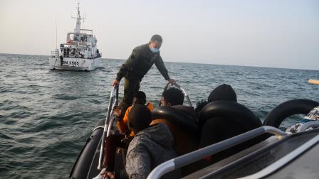 خفر السواحل التونسي يعترض رحلة مهاجرين سرّيين (حسن مراد/ Getty)