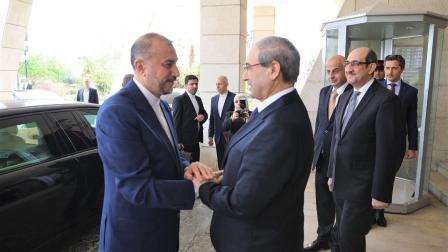 وزير خارجية إيران (يسار) لدى استقباله من قبل نظيره السوري (وزارة الخارجية الإيرانية)