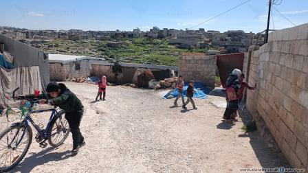 أطفال في مخيمات دير حسان يستعدون للتجمع أمام خيمة البث (العربي الجديد)