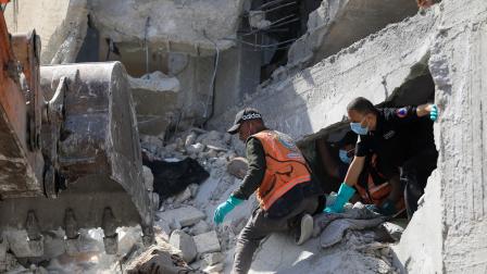يستمر عمل عناصر الإغاثة في غزة رغم الاستهداف الإسرائيلي المباشر لهم (ياسر قديح/ الأناضول)