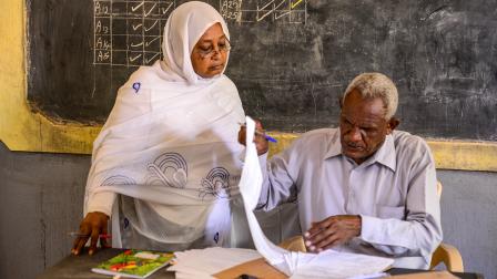 خلال استعدادات موظفي وزارة التربية والتعليم السودانية لامتحانات العام الماضي قبل إلغائها (فرانس برس)