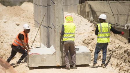 ارتفاع الطلب على عمال البناء (Getty)