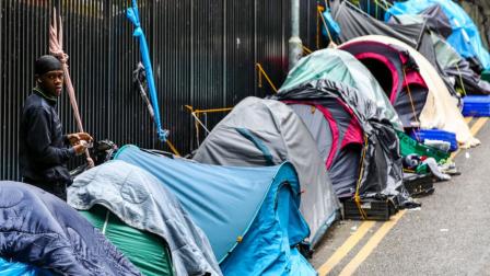 مخيم عشوائي نصبه مهاجرون طالبو لجوء في دبلن - أيرلندا - 21 يونيو 2023 (بول فييث/ فرانس برس)