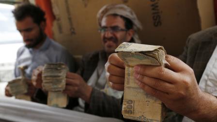 تجار يحصون النقود في صنعاء، أغسطس 2021 (محمود حمود/Getty)