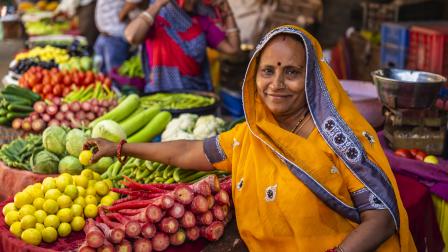 سوق خضروات وفاكهة في مدينة جايبور شرق الهند، 8 فبراير 2023 (Getty)