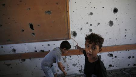أطفال فلسطينيون في مدرسة تضررت من الحرب الإسرائيلية في دير البلح في غزة في 18 أكتوبر 2023 (أشرف أبو عمرة/ الأناضول)