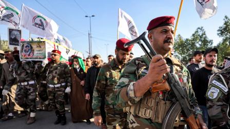 21 عاماً على احتلال العراق تشييع أحد عناصر الحشد الشعبي، بغداد، ديسمبر2023(أحمد الربيعي/فرانس برس)
