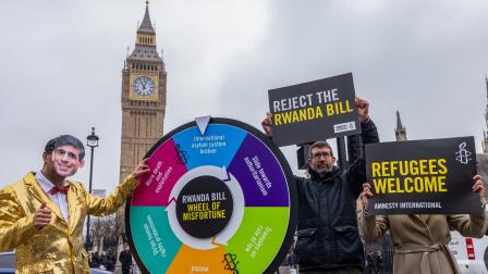 احتجاج ضد خطة رواندا أمام البرلمان البريطاني (مارك كيريسون/Getty)