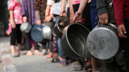 فلسطينيون ينتظرون وجبات طعام في مدينة غزة في 5 إبريل 2024 (عمر القطّاع/ الأناضول)