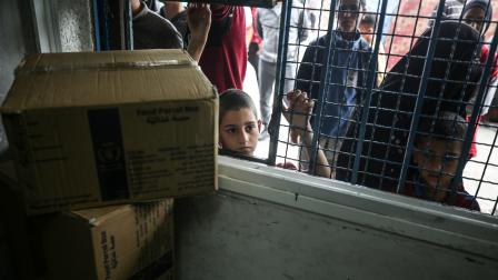 في انتظار حصص مساعدات غذائية في دير البلح وسط قطاع غزة - 8 إبريل 2024 (مجدي فتحي/ Getty)
