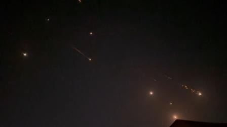 انفجارات تضيء السماء في الخليل إثر هجوم إيران (14/4/2024/Getty)