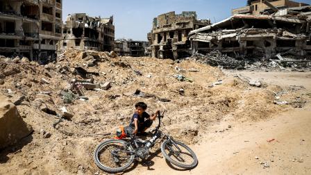 طفل وسط دمار خانيونس جنوبي قطاع غزة - 22 إبريل 2024 (فرانس برس)