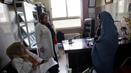 مريضة مصابة بسرطان الثدي في عيادة طبيبة (بهروز مهري/ فرانس برس)
