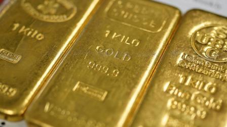 العقوبات الأميركية تدفع بعض الدول لبيع الدولار وشراء الذهب (getty)