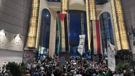 تظاهرة تضامنية مع غزة على سلم نقابة الصحافيين في مصر (فيسبوك)