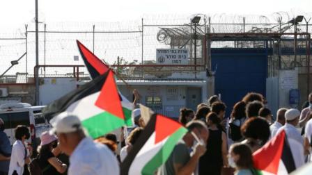صورة متداولة لتظاهرة أمام سجن الدامون الإسرائيلي (فيسبوك)